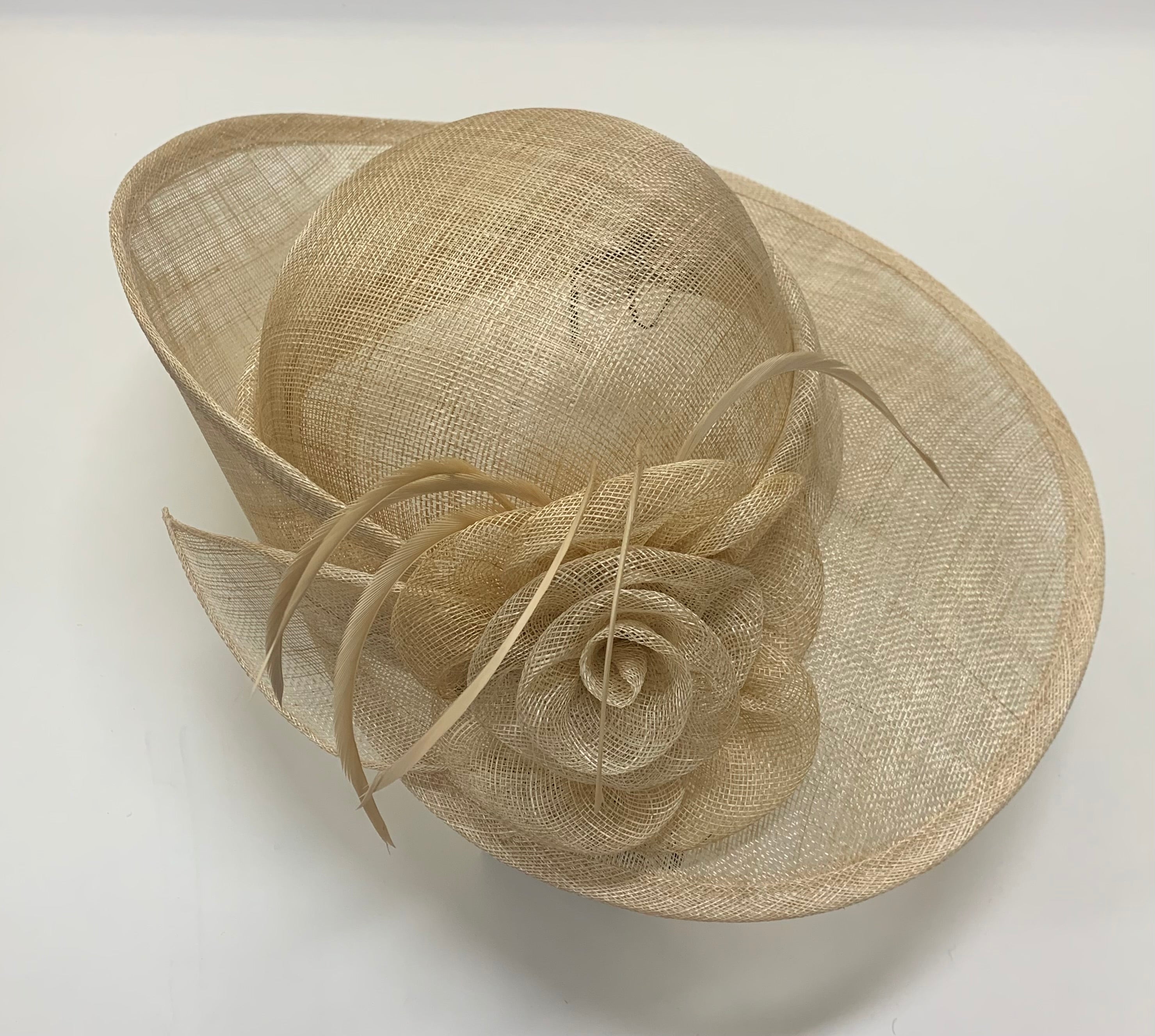 Chapeau sisal asymétrique