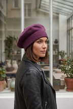 Femme portant un béret violet à large bandeau côtelé