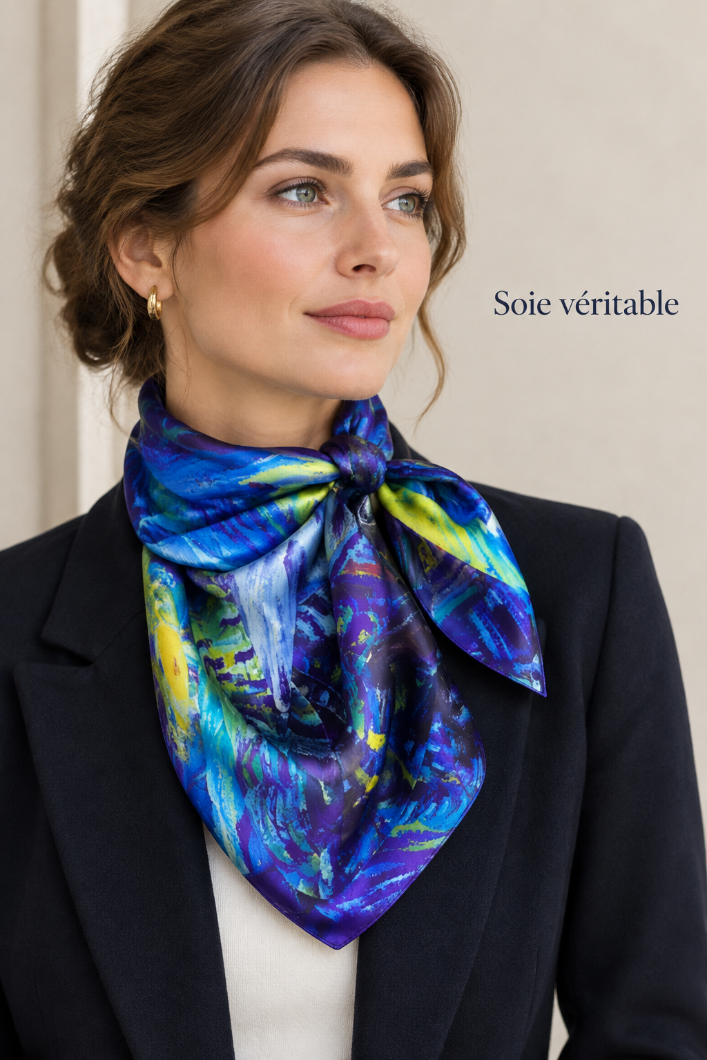 Femme portant l’écharpe en soie bleue dans le style e van gogh