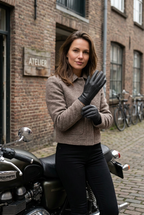Femme près d’une moto portant les gants en cuir et tissus