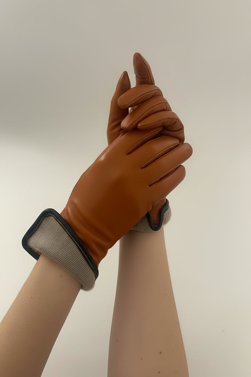 gros plan sur les gants en cuir orange avec un liseré noir