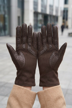 Gros plan des gants marron côté paumes pour voir l'empiècement de cuir sur le tissus