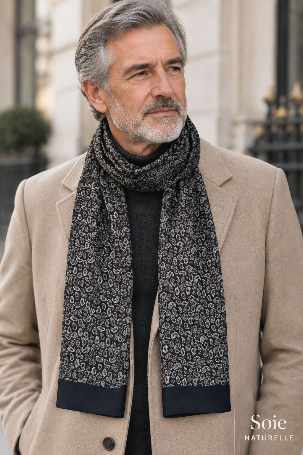Homme mature portant une écharpe en Soie au motif cachemire noir et gris