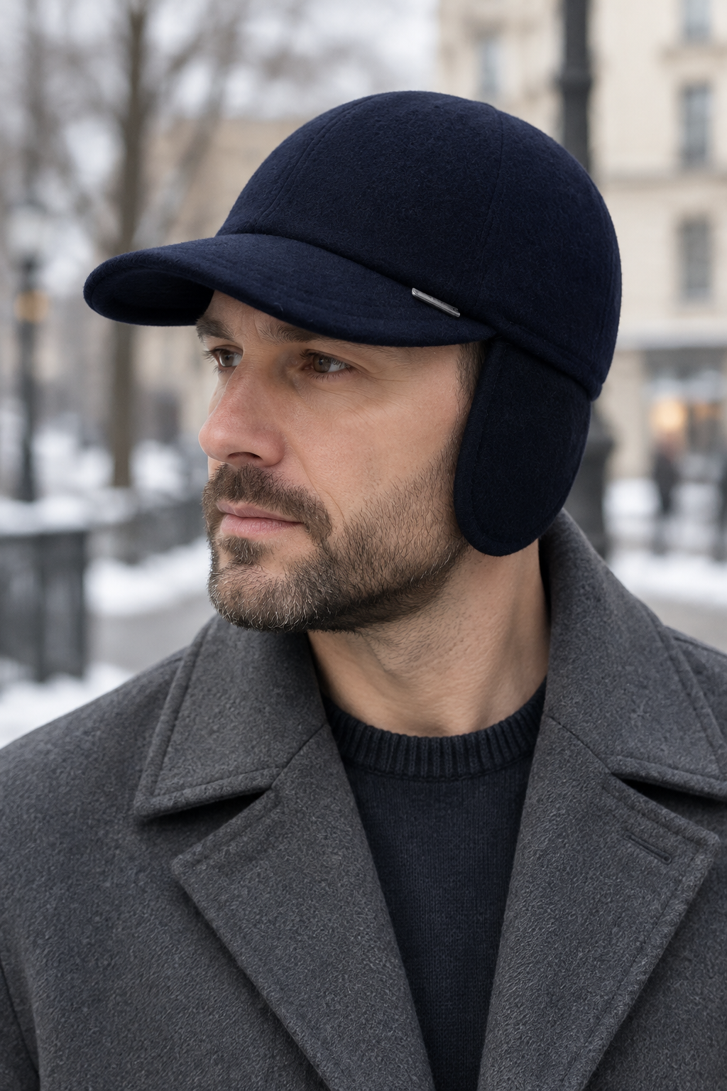 Homme portant la casquette visière avec les rabats abaissés sur les oreilles