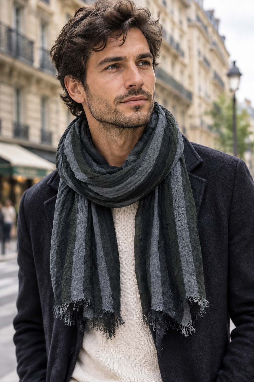 Homme portant un foulard en viscose avec des rayure kaki et grise