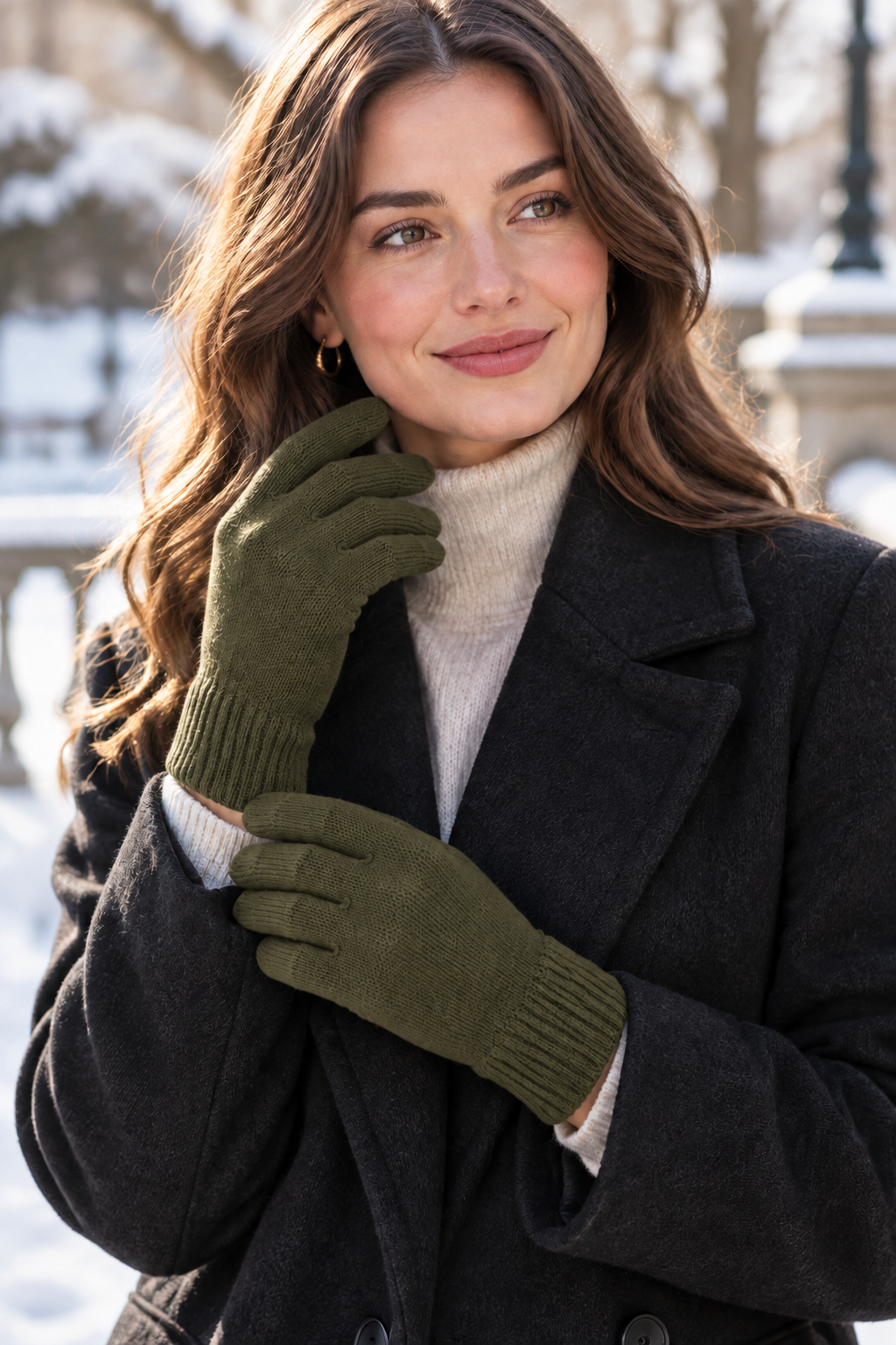 Jeune femme adulte portant des gants en laine vert olive