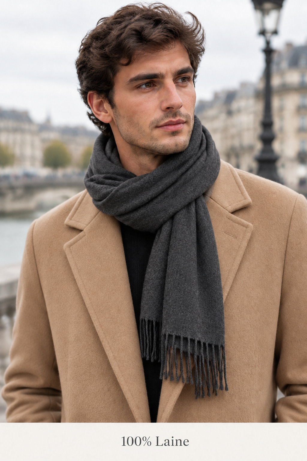 Jeune homme avec écharpe grise et manteau camel