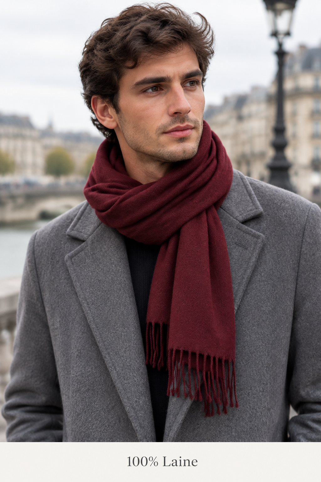 Jeune homme portant l’écharpe bordeaux