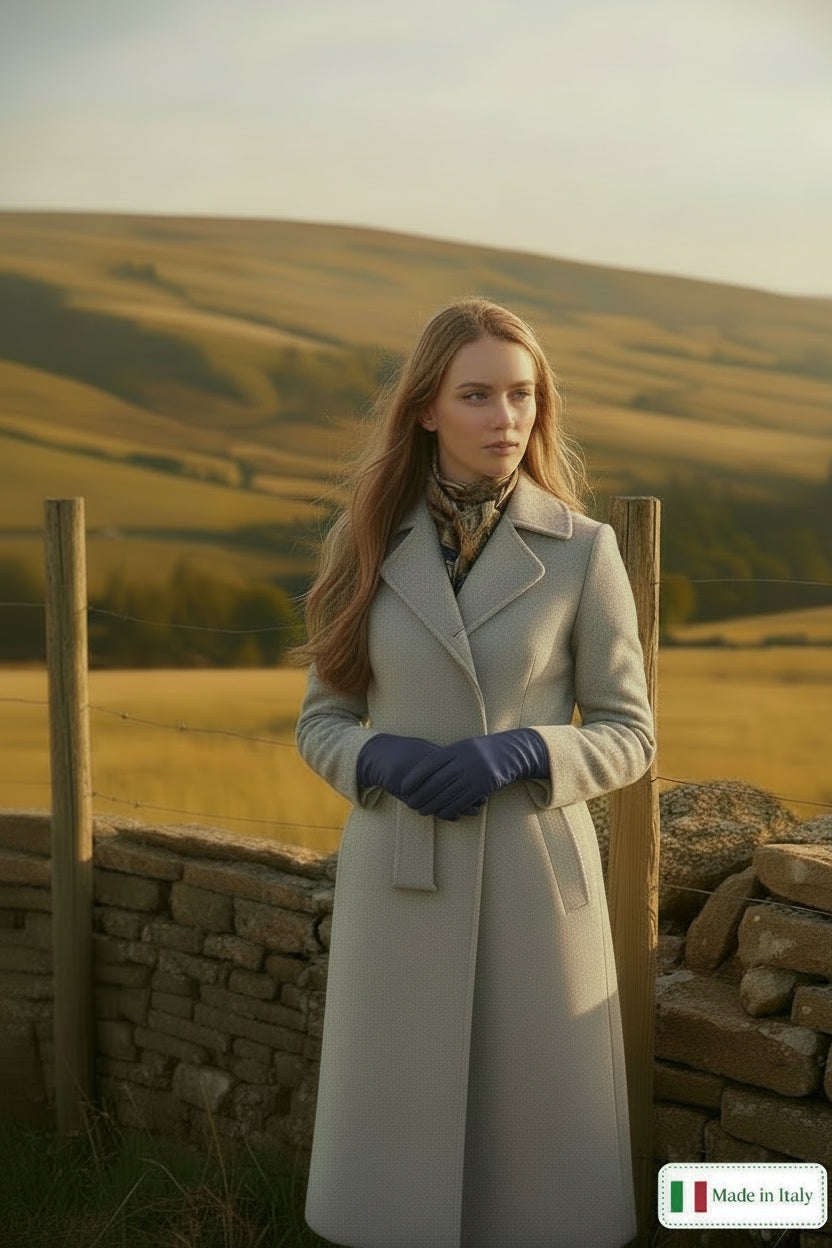 jeune femme dans la campagne qui porte des gants en cuir bleu