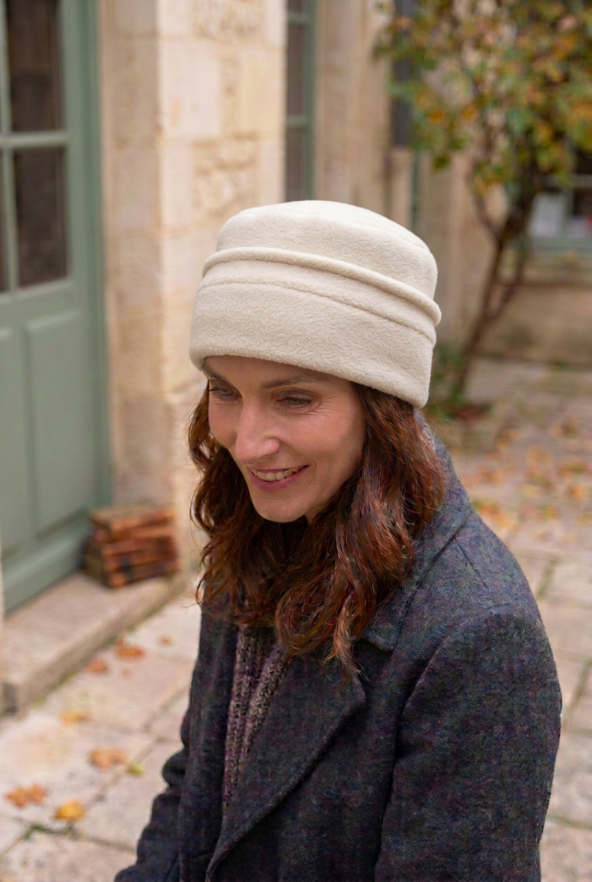 Jeune femme portant une toque en tissus polaire de couleur écru